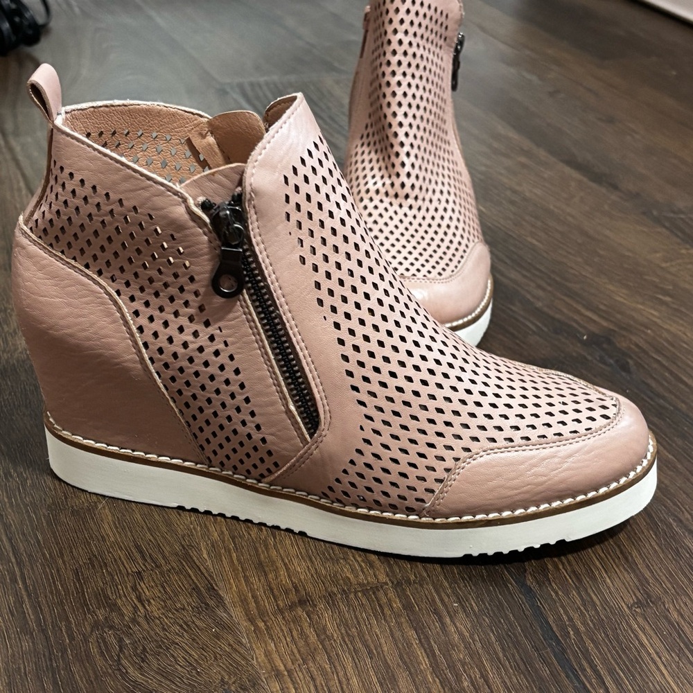 Mi.iM perforated tan Stylish Ankle Boots size 7.5